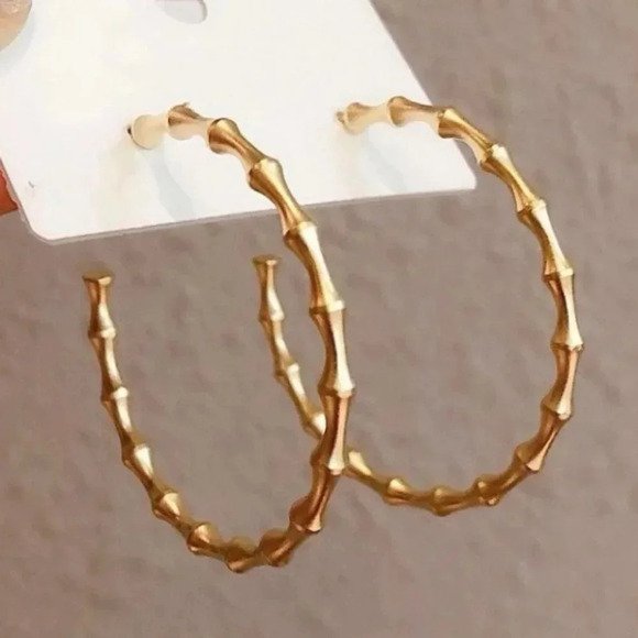 18k Gold Bamboo Textured Minimalist Hoop Earrings - Picture 3 of 4